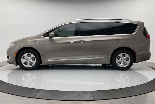 A Chrysler Pacifica photographed by CarShop.